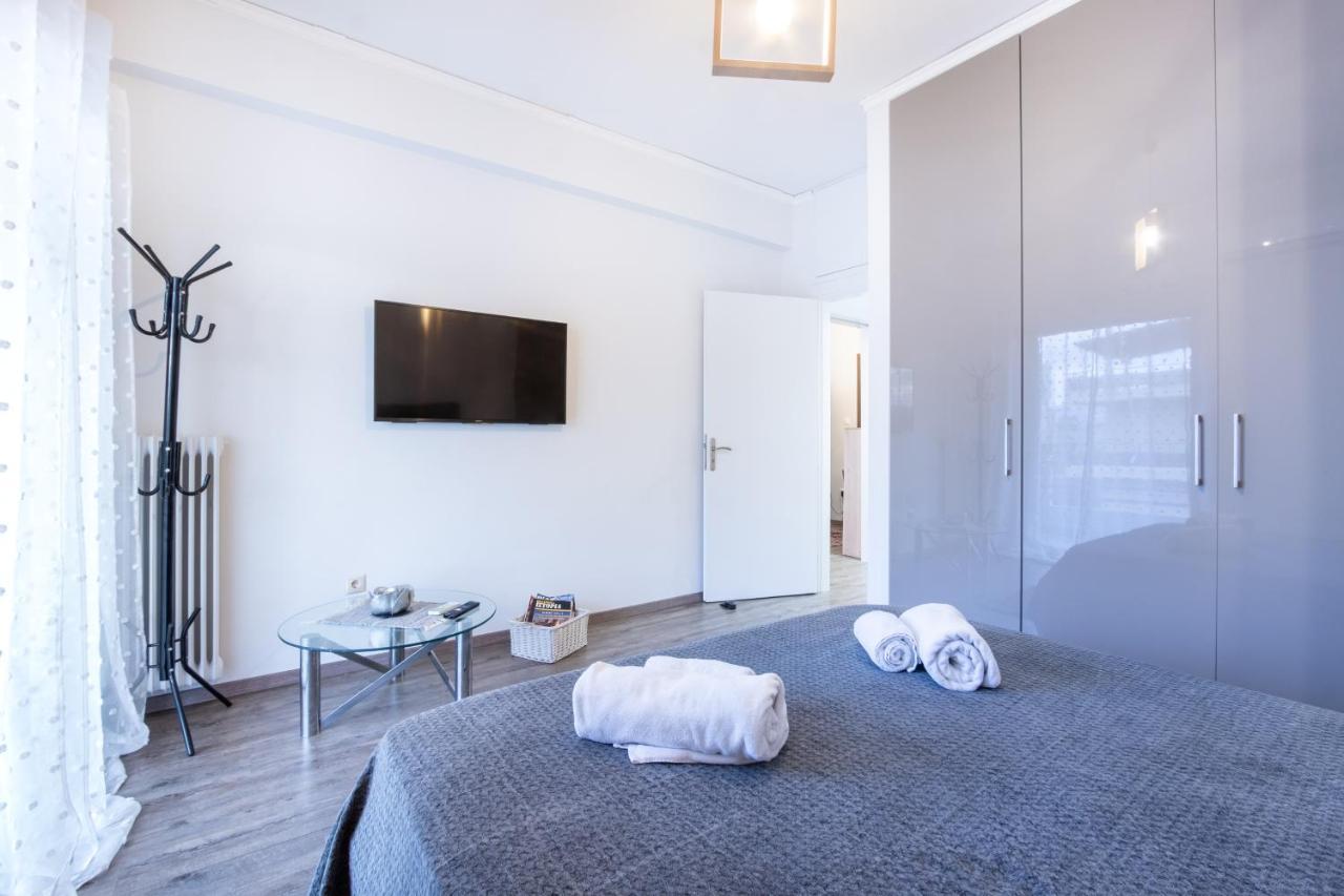 Apartment With Parking Near Medical Center Атина Екстериор снимка