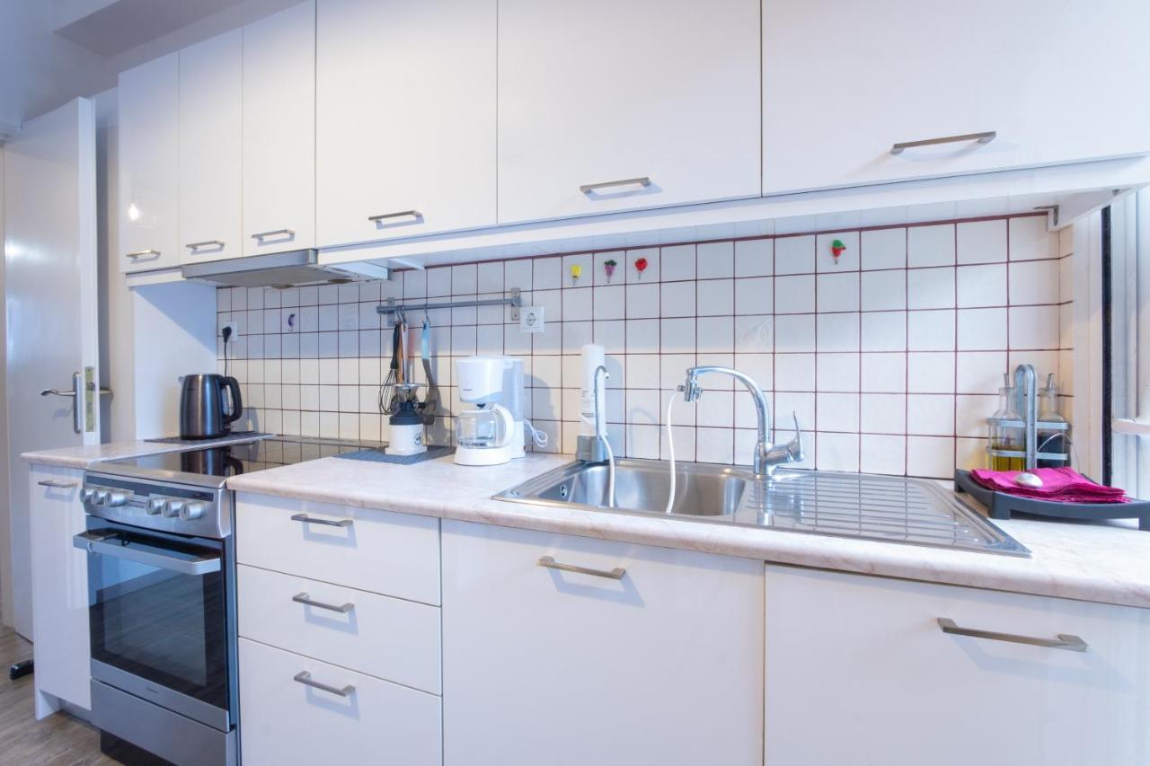 Apartment With Parking Near Medical Center Атина Екстериор снимка